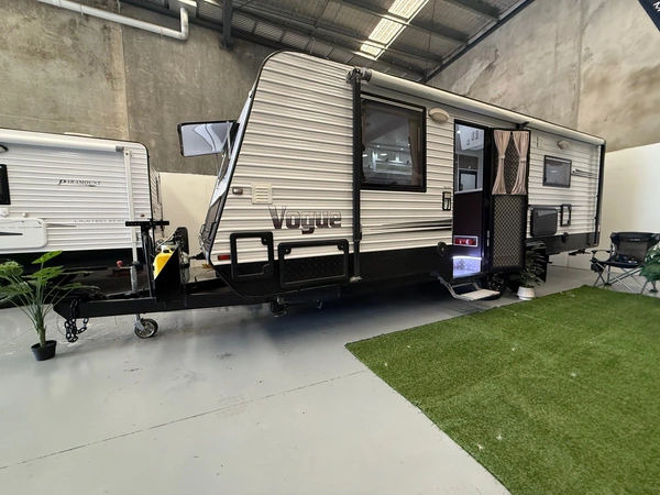 2014 Paramount Caravans Vogue 22' Touring Tandem Axle Diesel Heater Washing Machine